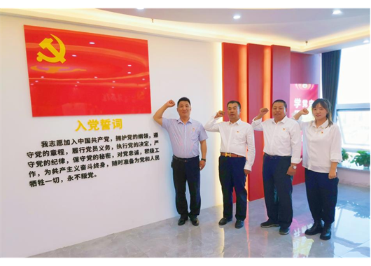 萬和項管公司四名積極分子正式加入黨組織